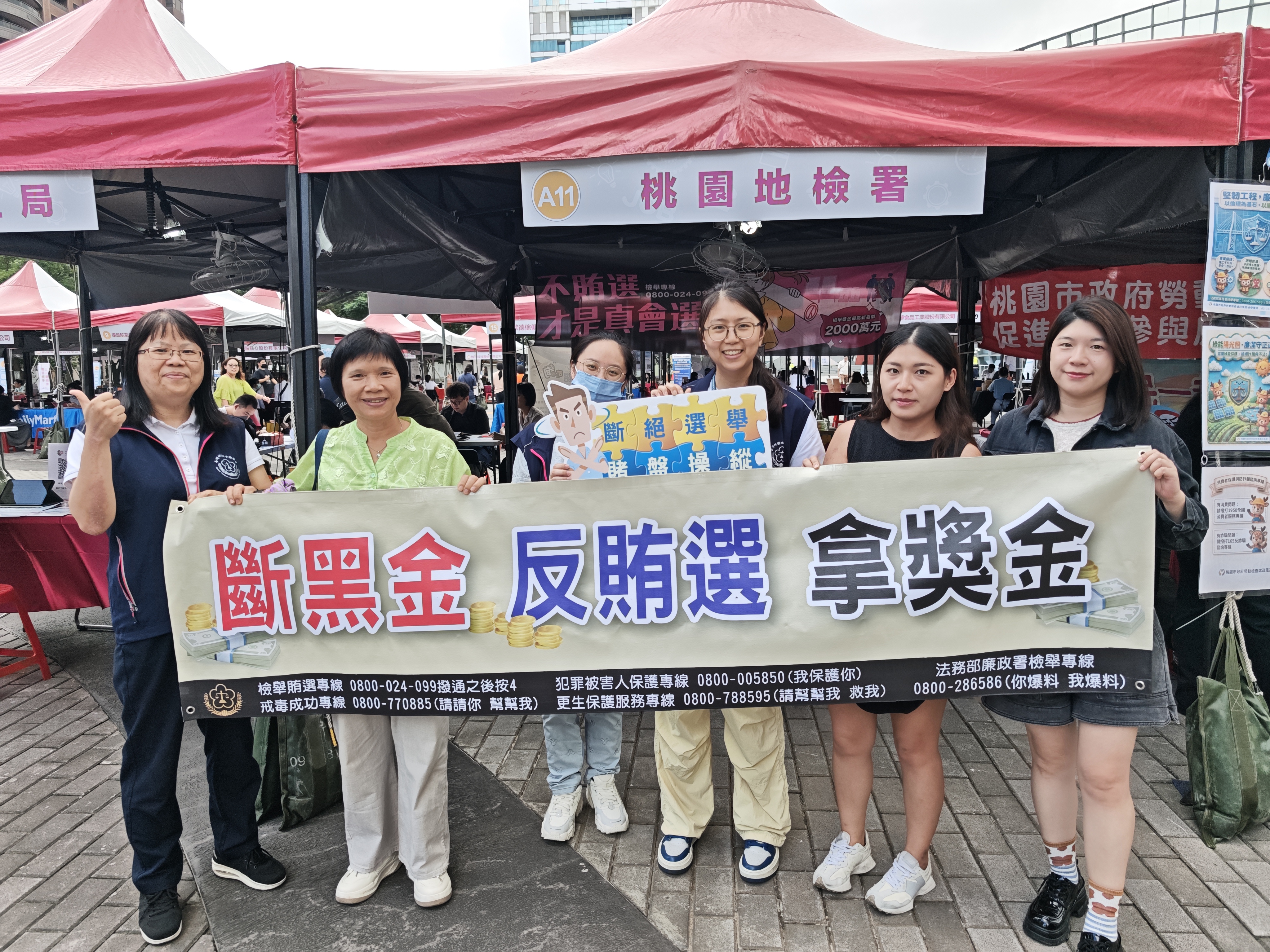 照片1、民眾手舉布條熱情參與反賄選宣導。
