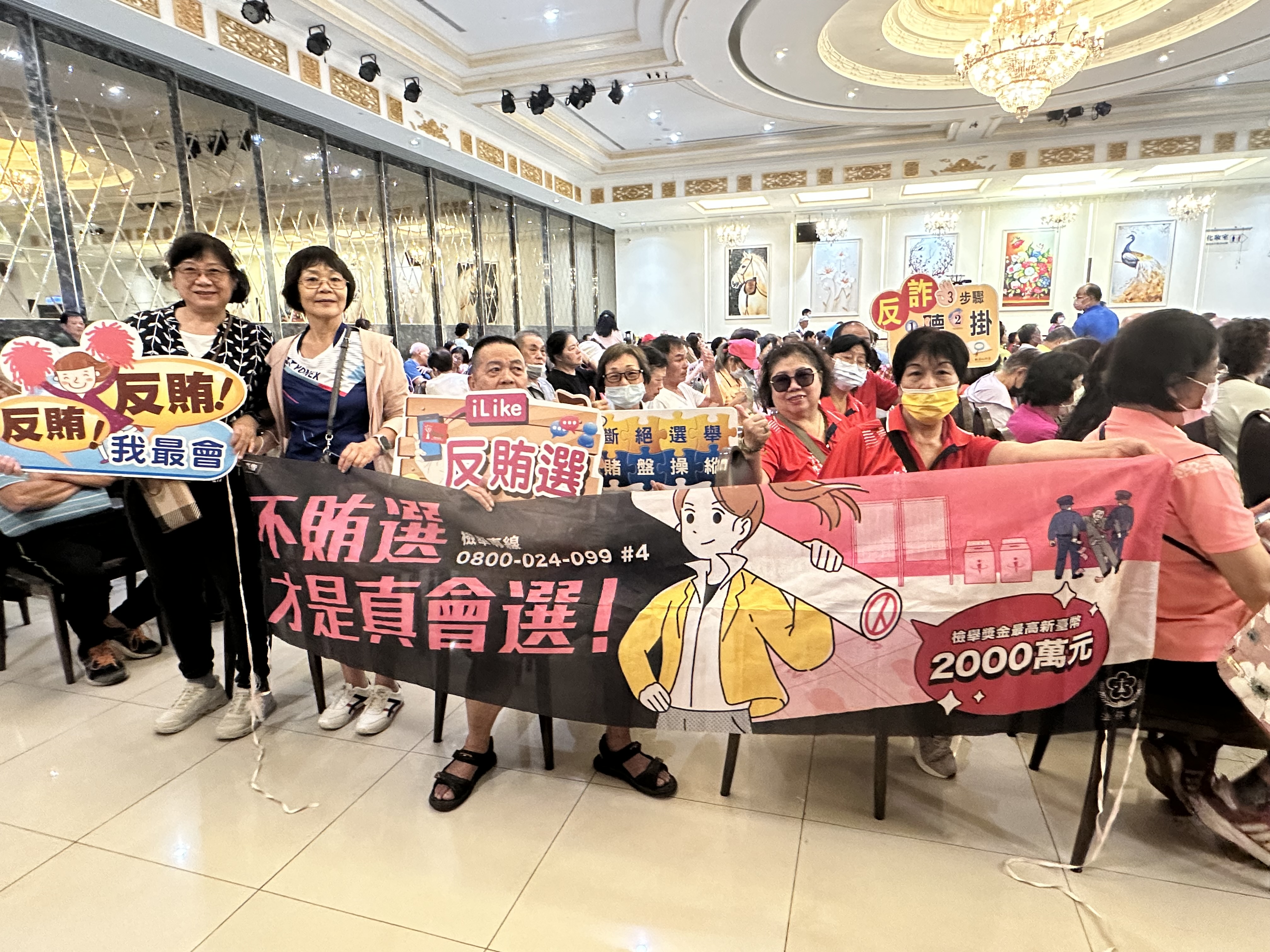 本署透過與民眾熱情互動強化民眾反賄選、反詐觀念